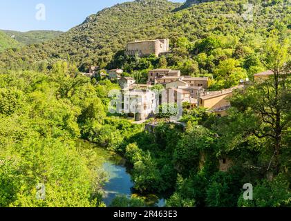 Village on the Vis river, in Hérault, in Occitanie, France Stock Photo
