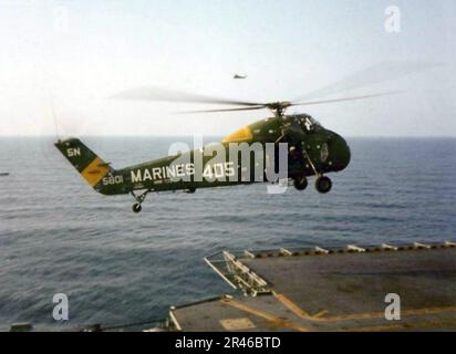 UH-34D HMM-772 hovering over USS Guadalcanal (LPH-7) 1971 Stock Photo