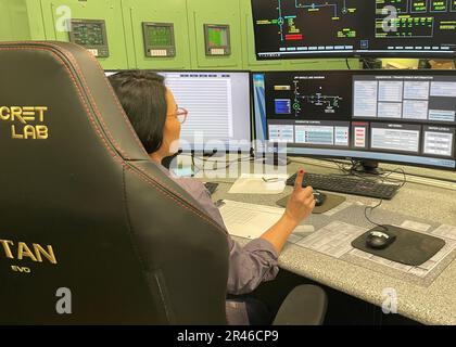 Senior Powerplant Operator Analiza Barker uses the recently installed Supervisory Control and Data Acquisition system to monitor both Old Hickory hydropower plant and J. Percy Priest hydropower plant from the Old Hickory control center in Hendersonville, Tennessee. Stock Photo