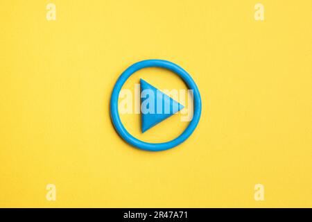 3d simple play button, 3d media play sign on grey background ...