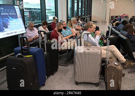 Hollywood, USA. 26th May, 2023. Crowds of people are seen waiting to depart on their flight ahead of Memorial Day Weekend at Fort Lauderdale - Hollywood International Airport on May 26, 2023 USA Hollywood, FL (Photo by Michele Eve Sandberg/Sipa USA) Credit: Sipa USA/Alamy Live News Stock Photo
