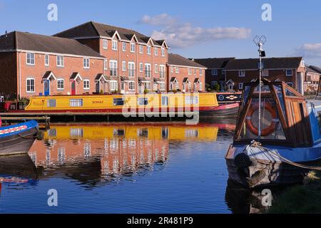 Modern housing development by the Shropshire Union Canal at Market Drayton, UK Stock Photo