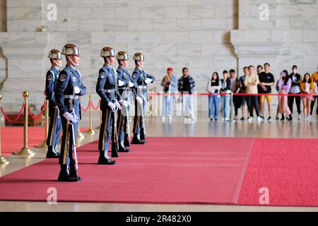 Changing of the guard ceremony at the bronze statue of Chiang Kai-Shek ...