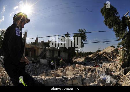 US Navy A Member of the Virginia Task Force 1 Urban Search and Rescue Team surveys the destruction caused by the recent earthquake in Port-au-Prince Stock Photo