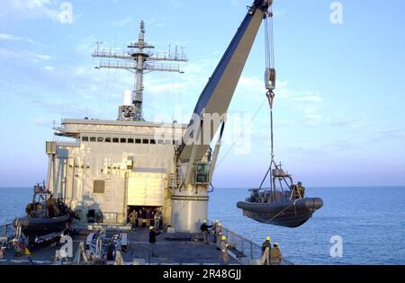 US Navy SBU-20 deployes RHIB from HMAS Kanimbla Stock Photo - Alamy