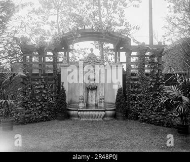 Residence of Mrs. Franklin H. Walker, fountain, Detroit, Mich., between 1905 and 1915. Stock Photo