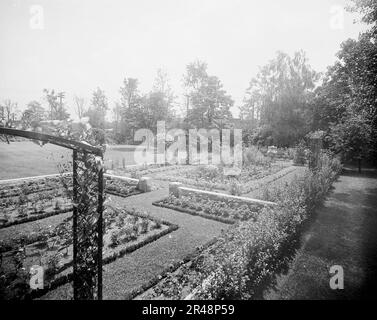 Residence of Mrs. Franklin H. Walker, garden, Detroit, Mich., between 1905 and 1915. Stock Photo