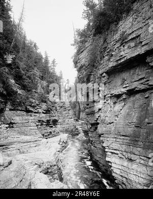 Long Gallery, Ausable Chasm, between 1900 and 1910. Stock Photo