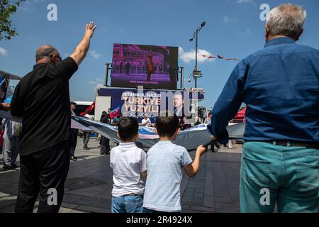 Istanbul, Turkey. 26th May, 2023. Kids hold a huge banner during the second round of the Turkish Presidential Election campaigns. Citizens will go to vote on May 28, 2023 for the Presidential 2nd round election, in which President of the Republic of Turkey Recep Tayyip Erdogan and the leader of the opposition Republican People's Party (CHP) Chairman Kemal Kilicdaroglu are candidates. Credit: SOPA Images Limited/Alamy Live News Stock Photo