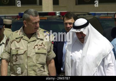 US Navy Gen. Tommy Franks, Commander, U.S. Forces Central Command (CENTCOM) and Lt General (retired) Ali Al-Mumin, head of Kuwait's Humanitarian Operations Center Stock Photo