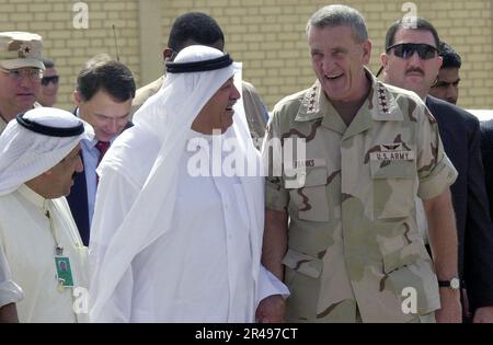 US Navy Gen. Tommy Franks, Commander, U.S. Forces Central Command (CENTCOM) and Lt General (retired) Ali Al-Mumin, head of Kuwait's Humanitarian Operations Center Stock Photo