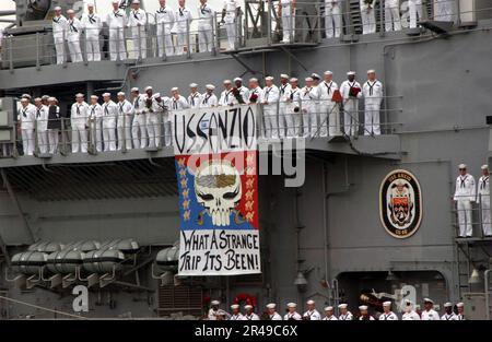 US Navy Sailors aboard guided missile cruiser USS Anzio (CG 68) Stock Photo