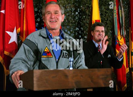 US Navy President George W. Bush pays a surprise visit to Baghdad International Airport (BIAP) Stock Photo