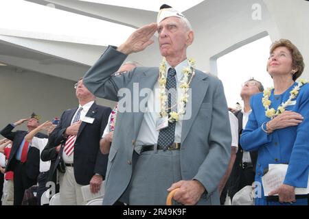 US Navy Pearl Harbor survivor joins other invited guests in rendering honors Stock Photo