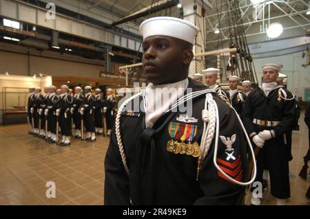 US Navy U.S. Navy Ceremonial Guard Sailors stand at attention during a full honor ceremony on behalf of visiting Vice Adm. Yedidia Ya'ari, Commander in Stock Photo