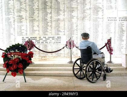 US Navy Pearl Harbor survivor stares at the list of names inscribed in the USS Arizona Memorial Stock Photo