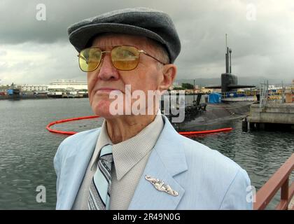 US Navy Pearl Harbor survivor returned to Pearl Harbor 64 years after the attack Stock Photo