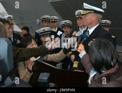 US Navy Commander U.S. Seventh Fleet, Vice Adm. Robert Willard, speaks to reporters at a press conference Stock Photo