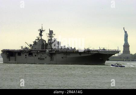 US Navy The amphibious assault ship USS Iwo Jima (LHD 7) sails past the Statue of Liberty in New York Harbor Stock Photo