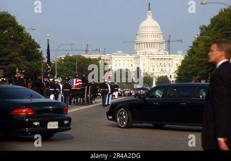 US Navy Former First-Lady Nancy Reagan follows the horse-drawn caisson carrying former President Ronald Reagan's flag-draped casket Stock Photo