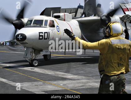 US Navy Aviation Boatswain's Mate Equipment Third Class Felix Cruz, of Brooklyn, N.Y., directs an E-2C Hawkeye Stock Photo