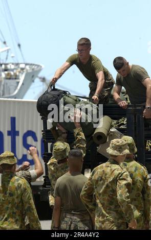 US Navy Marines of the 3rd Battalion, 3rd Marine Regiment and Soldiers of Charlie Company, 2nd Battalion Royal Australian Army work together to distribute gear Stock Photo