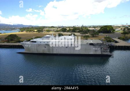 US Navy The experimental High Speed Vessel Two HSV 2 sits pierside Pearl Harbor, Hawaii Stock Photo