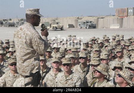 US Navy Sgt. Maj. of the Marine Corps John Estrada speaks to Sailors and Marines supporting Operation Iraqi Freedom (OIF) at Camp Taqaddum, Iraq Stock Photo