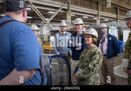 The Honorable Erik Raven, Under Secretary of the Navy, and Adm. Lisa Franchetti, Vice Chief of Naval Operations, speak to mechanics in the Machine Shop, Building 431, at Puget Sound Naval Shipyard & Intermediate Maintenance Facility in Bremerton, Washington, during a tour March 29, 2023. Stock Photo