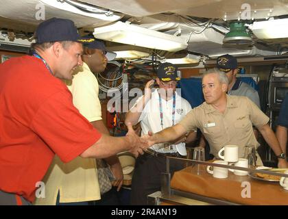 US Navy Pittsburgh Steelers Center Jeff Hartings, left, and New York Jets John Abrams thank Commanding Officer, USS Buffalo (SSN 715), Cmdr. Murry Gero for their tour aboard the Los Angeles-class attack subma Stock Photo