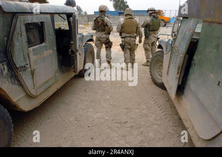 US Navy U.S. Marines and Sailors, assigned to 1st Marine Division, 2nd Battalion, 5th Marines, man one of many checkpoints in Ramadi, Iraq Stock Photo