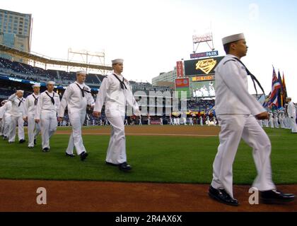 File:US Navy 040415-N-5946V-134 The San Diego Padres show their military  support by donning camouflaged versions of their uniforms.jpg - Wikipedia