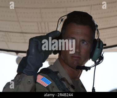 US Navy  Battalion Commander, 1st Battalion, 10th Special Forces Group (Airborne), U.S. Army Lt. Col. warns jumpers. Stock Photo