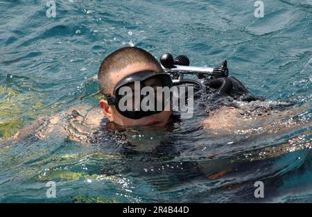 US Navy Sonar Technician Surface 1st Class assigned to Explosive Ordnance Disposal Mobile Unit Eight (EODMU-8), prepares to conduct a diving exercise Stock Photo