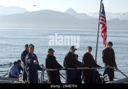 Linehandlers aboard guided missile frigate USS Crommelin (FFG 37 ...