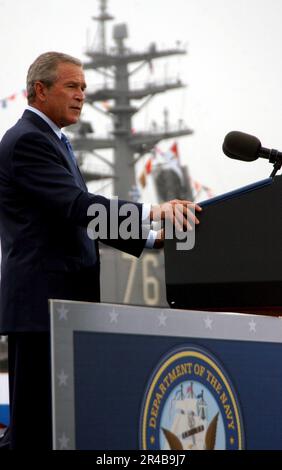 US Navy  The Nimitz-class aircraft carrier USS Ronald Reagan (CVN 76) serves as backdrop as President George W. Bush speaks to a crowd of Sailors, Marines, and veterans commemorating the 60th anniversary of th. Stock Photo