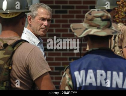 US Navy  President George W. Bush speaks to U.S. Navy Seabees, assigned to Naval Mobile Construction Battalion One (NMCB-1) and marines from the Federal Republic of Mexico, on their clean up efforts. Stock Photo