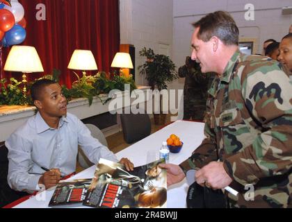 US Navy  Actor Cuba Gooding Jr. sign an autograph for Master Chief Master Diver Stock Photo