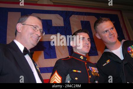 US Navy Joint Chiefs of Staff Vice Chairman, Adm. Edmund Giambastiani presents Marine Corps Sgt. and Petty Officer 3rd Class with a USO award for their service in Iraq Stock Photo