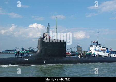 US Navy  Crew members of the Pre-Commissioning Unit (PCU) Texas (SSN 775) prepare to moor the submarine at the Northrop Grumman Newport News shipyards after successfully completing alpha sea trials. Stock Photo