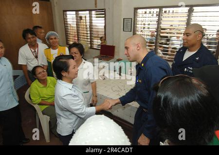 US Navy  Philippine President Gloria Macapagal-Arroyo, shakes Navy Lt. hand. Stock Photo