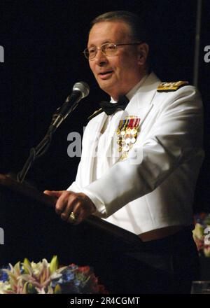 US Navy  Vice chairman of the Joint Chiefs of Staff, Adm. Edmund P. Giambastiani Jr., addresses guest at the Mississippi Gulf Coast's 28th annual Salute to the Military. Stock Photo