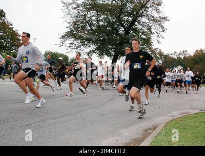 US Navy  Active duty military, retirees, family members, reservists and DoD civilians run by as nearly 300 people participate in Naval Station Norfolk 2006 Monster Dash 5K race. Stock Photo