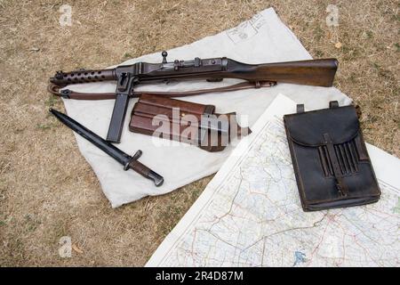 German steyr-Solothurn ST 100 sub machine gun, with bayonet and extra ammunition magazines in leather pouch, next to battle map and case. Stock Photo
