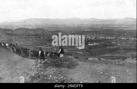 'Sur la route de Monastir; la ville de Monastir vue des hauteurs au Sud-Ouest : a l'horizon, les montagnes de Prilep', 1916. From &quot;Collection de la Guerre IV. L'Illustration Tome CXLVIII. La Guerre Juillet, Aout, Septembre, Octobre, Novembre, Decembre 1916&quot;. (On the road to Monastir; the city of Monastir seen from heights to the South-West: on the horizon, the mountains of Prilep) Stock Photo