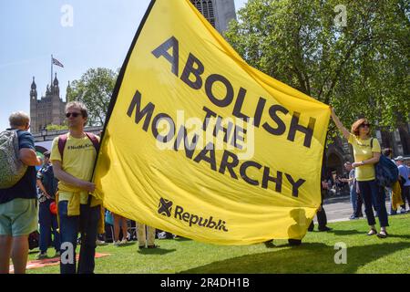 London, UK. 27th May 2023. Members of anti-monarchy group Republic hold an 'Abolish the monarchy' banner in Parliament Square. Various activist groups gathered in Westminster in protest against the Public Order Bill, which restricts protests. Credit: Vuk Valcic/Alamy Live News Stock Photo