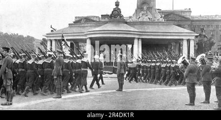 'Les fetes de la victoire a Londres; le defile des &quot;Bluejackets&quot; devant la tribune royale edifiee en avant du monument de la reine Victoria et du palais de Buckingham, et ou l'amiral Beatty vient de prendre place entre de roi et le marechal Foch', 1919. From &quot;L'Album de la Guerre 1914-1919, Volume 2&quot; [L'Illustration, Paris, 1924]. Stock Photo