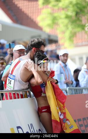 The winners of the Men's & Women's (Álvaro MARTÍN & María PÉREZ) hugging after the 35km in the European Race Walking Team Championship 2023 Stock Photo