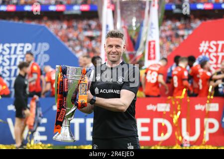 London, UK. 27th May, 2023. Luton Town manager Rob Edwards celebrate after winning the EFL Sky Bet Championship Play Off Final match between Coventry City and Luton Town at Wembley Stadium, London, England on 27 May 2023. Photo by Joshua Smith. Editorial use only, license required for commercial use. No use in betting, games or a single club/league/player publications. Credit: UK Sports Pics Ltd/Alamy Live News Stock Photo