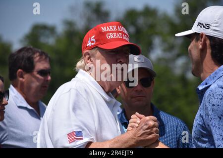Sterling, United States. 27th May, 2023. Former President of the United States Donald J. Trump visits the driving range and speaks with fans. Former President of the United States Donald J. Trump visits the driving range, meets fans and watches LIV Golf Washington DC 2023 Round 2 at Trump National Golf Club Washington DC in Sterling, Virginia, United States. (Photo by Kyle Mazza/SOPA Images/Sipa USA) Credit: Sipa USA/Alamy Live News Stock Photo